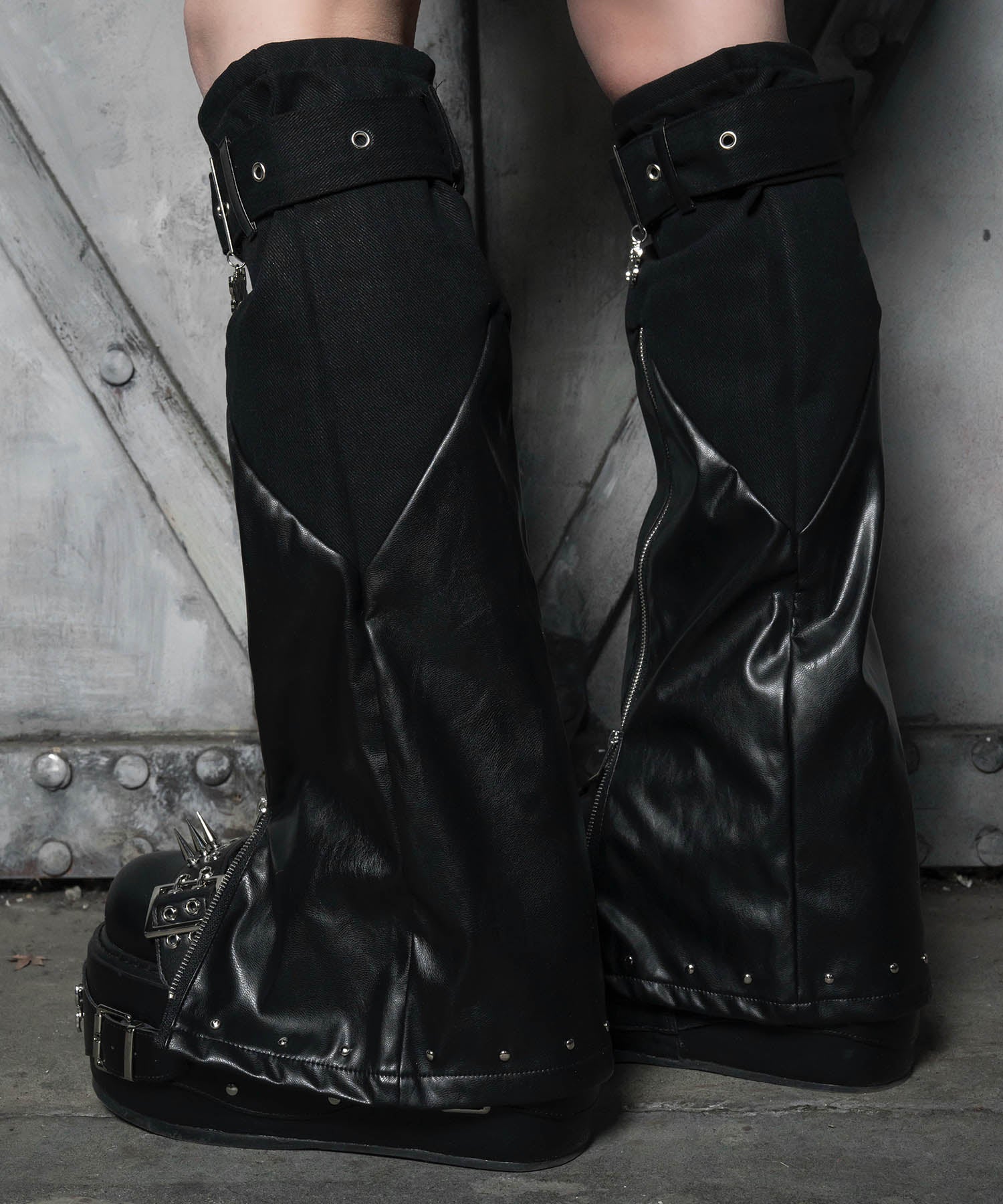 レザージップレッグウォーマー