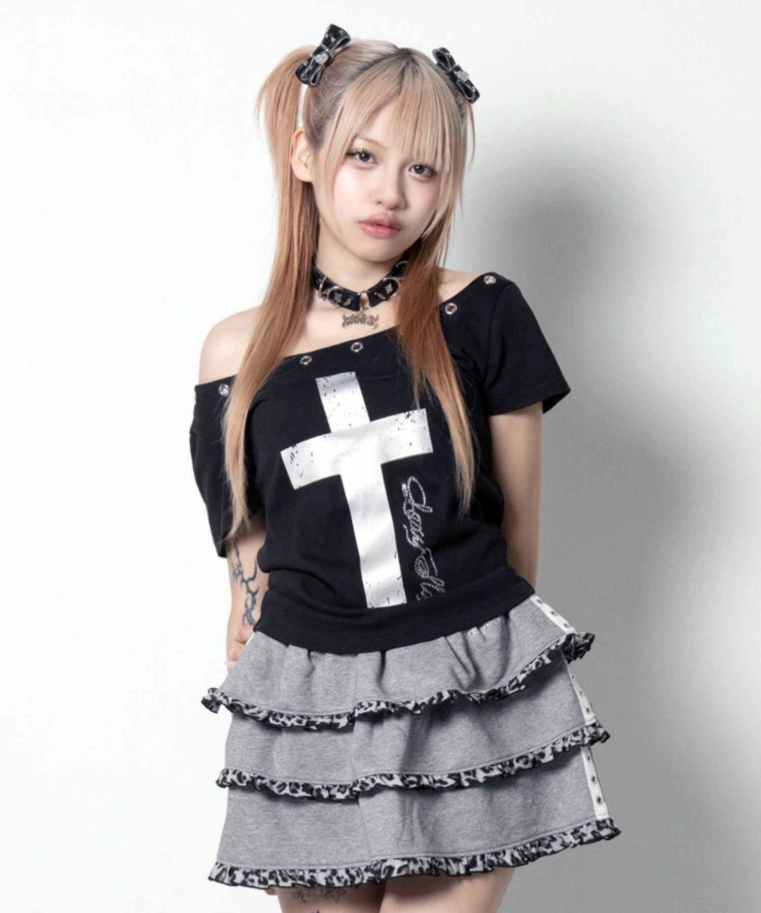 オフショルダープリントシャツ