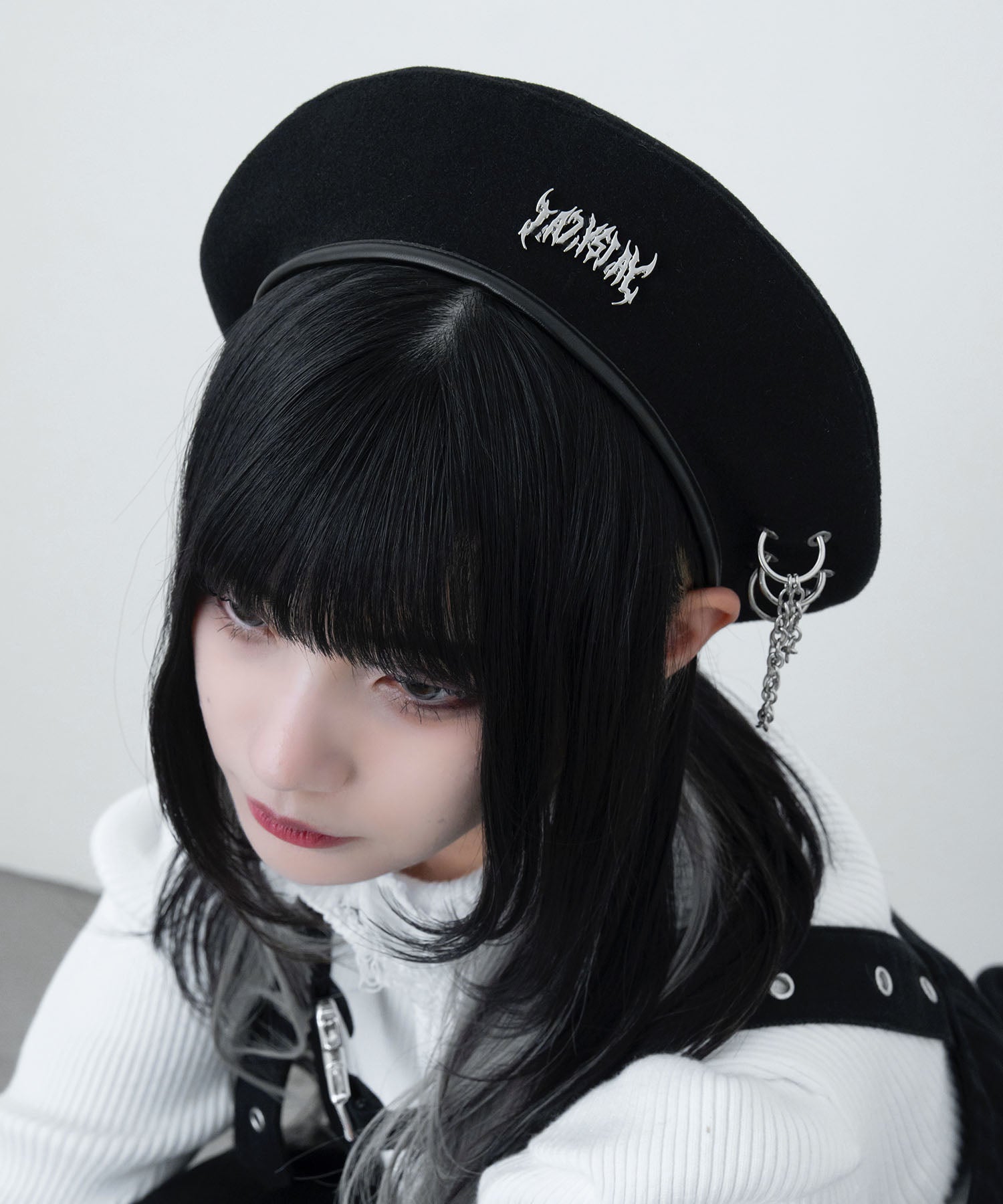 チェーンロゴベレー帽